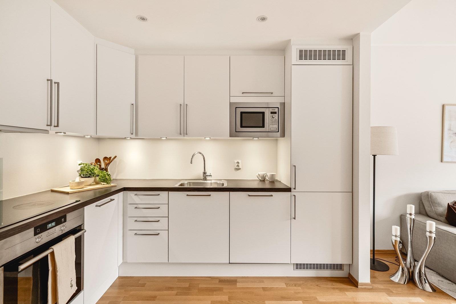 Stilrent, tidløst kjøkken med pen innredning. Takhøye overskap, god benkeplass og integrerte hvitevarer. Galleribilde