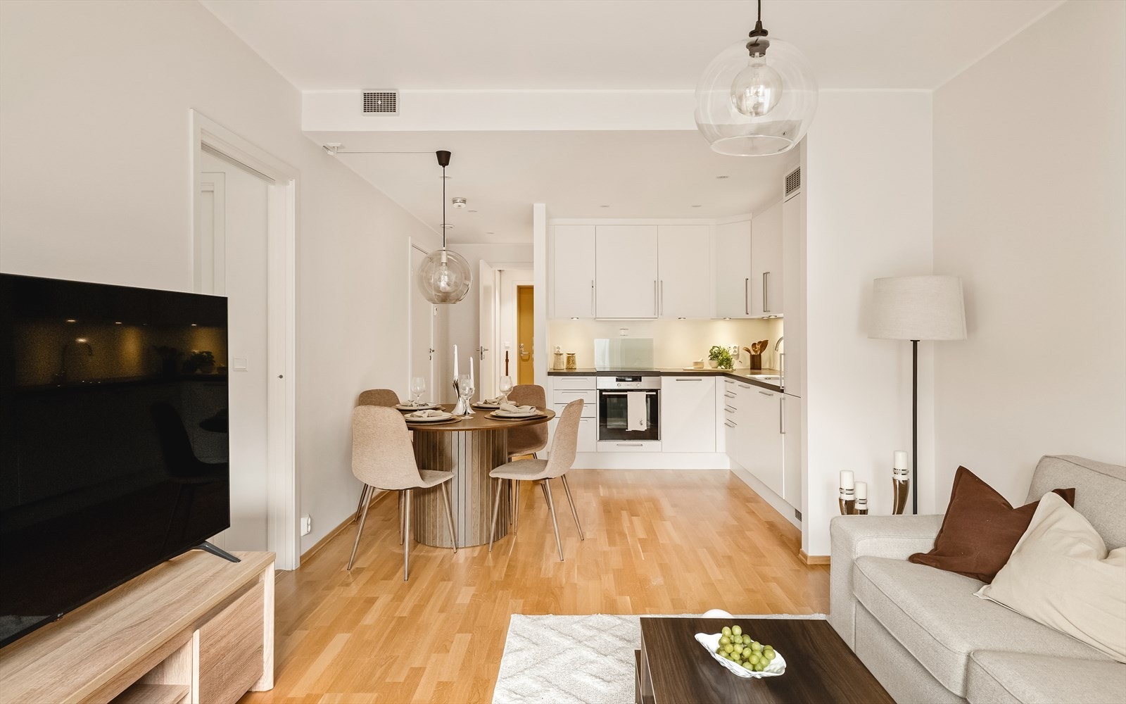 Stue og kjøkken (25,7 m²) har åpen løsning, med veldig fin utforming. Galleribilde