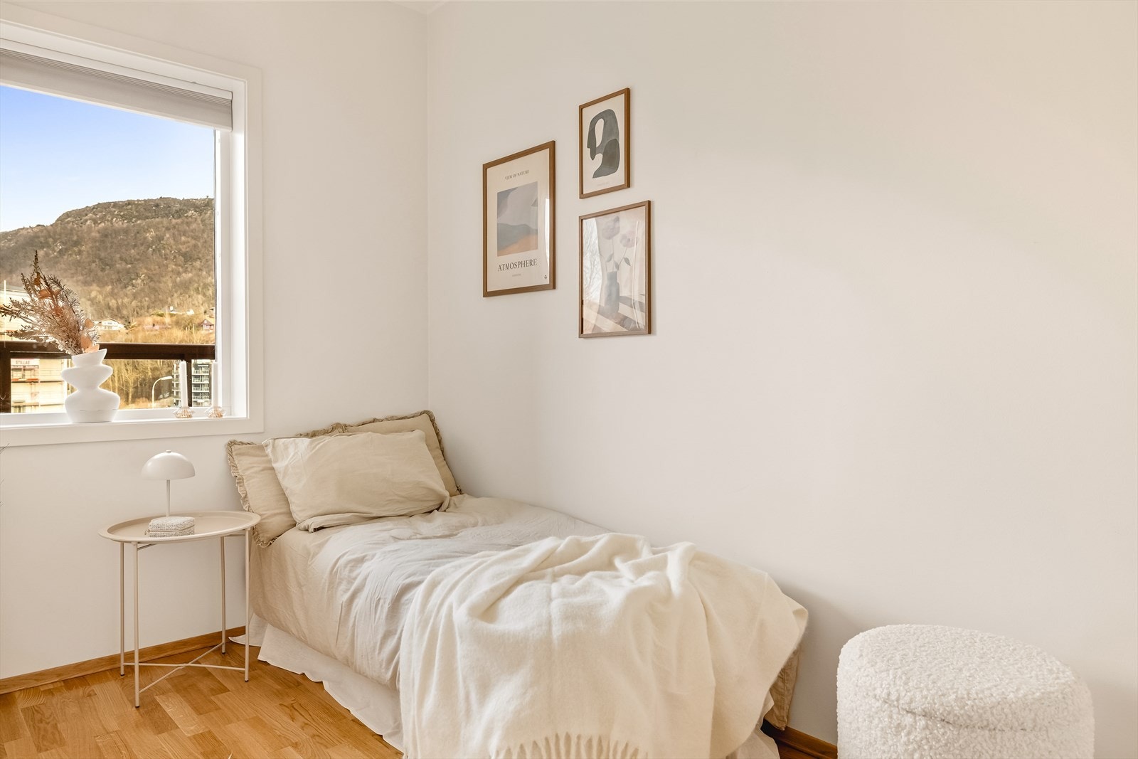 Boligens andre soverom er 6 m². Praktisk at rommene er plassert i hver sin ende av leiligheten. Galleribilde