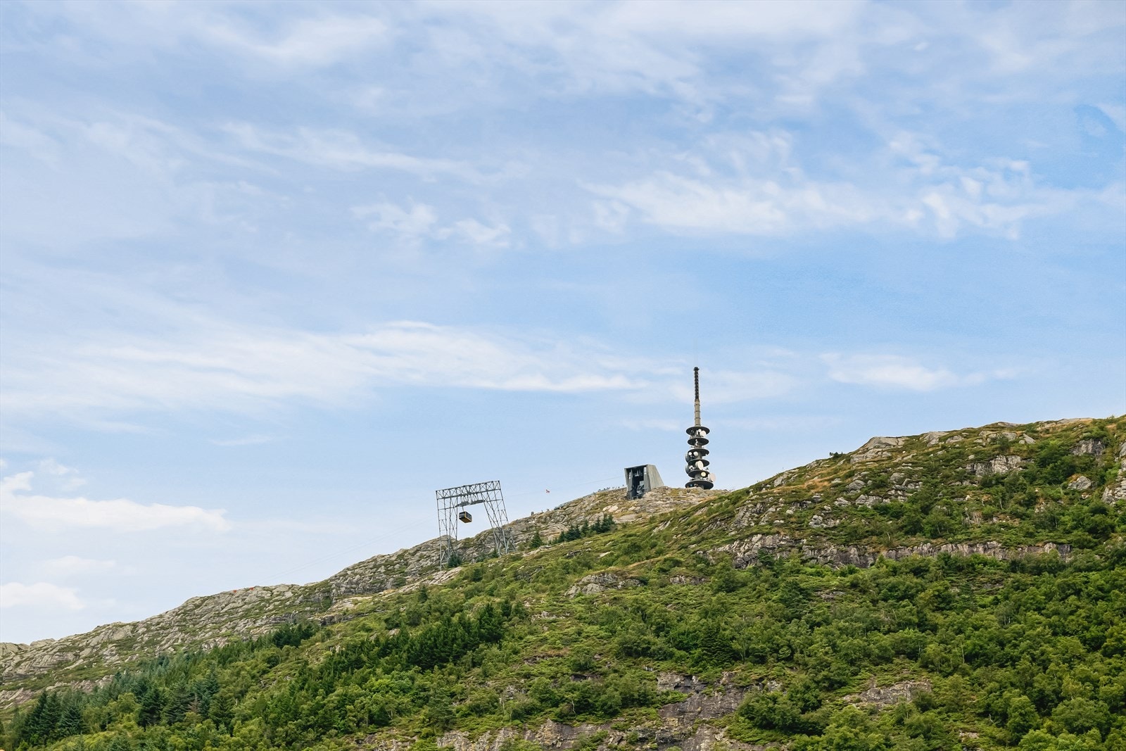Det er gangavstand til bl.a. Ulriken, samt Landåsfjellet hvor du kan gå opp til Nubbevannet og kjøpe vafler på søndager ved Baunehytten. Galleribilde