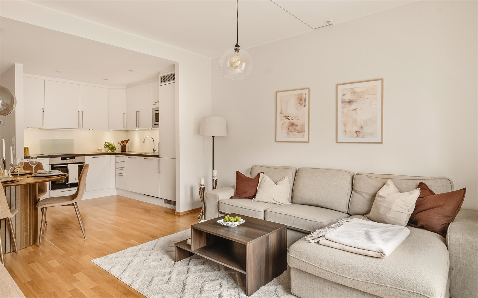 Stilrent med parkett på gulv og slette overflater ellers. Galleribilde