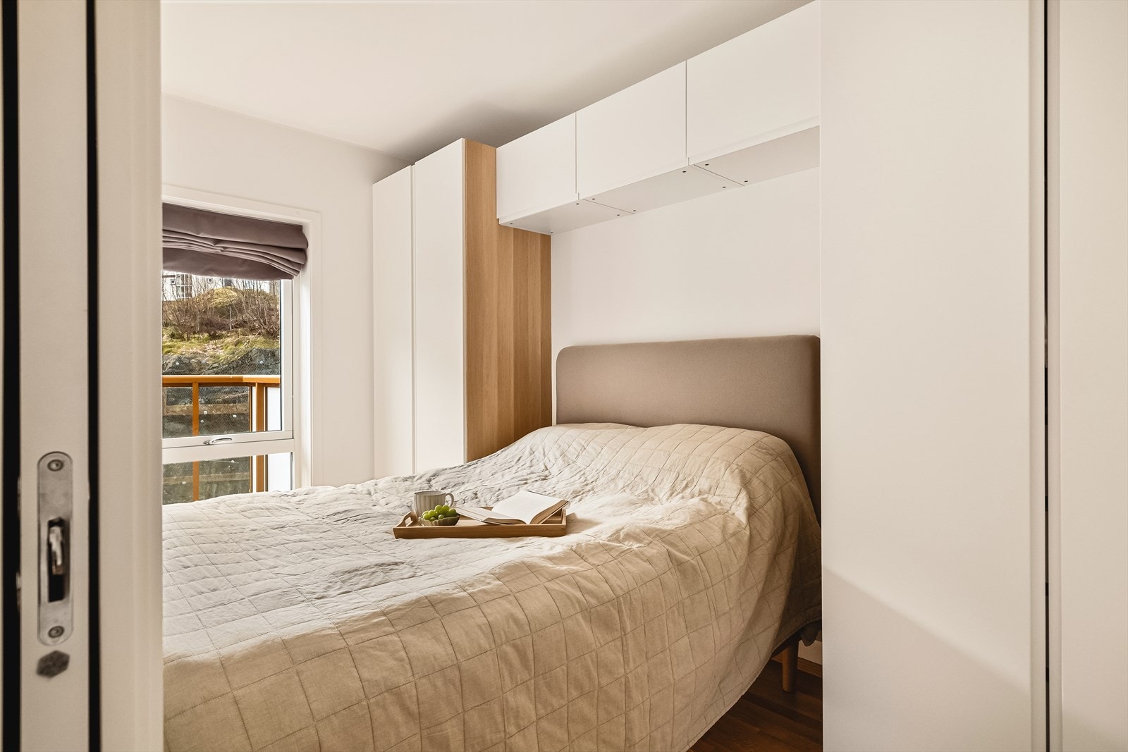 Hovedsoverommet er 8,4 m². Smart løsning med skyvedør på hver side av sengen, slik at man kan gå inn på hver side. Galleribilde