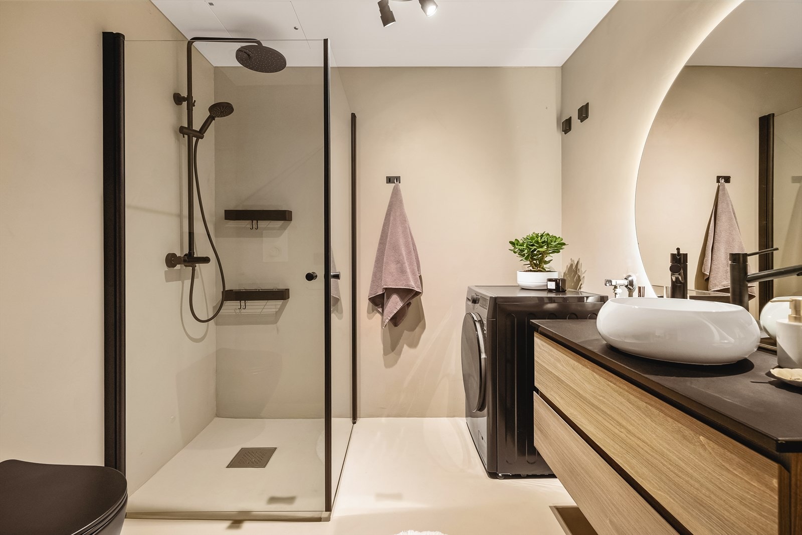 Rålekkert bad ble i 2024 pusset opp med microsement og ny innredning. Vannbåren gulvvarme. Galleribilde