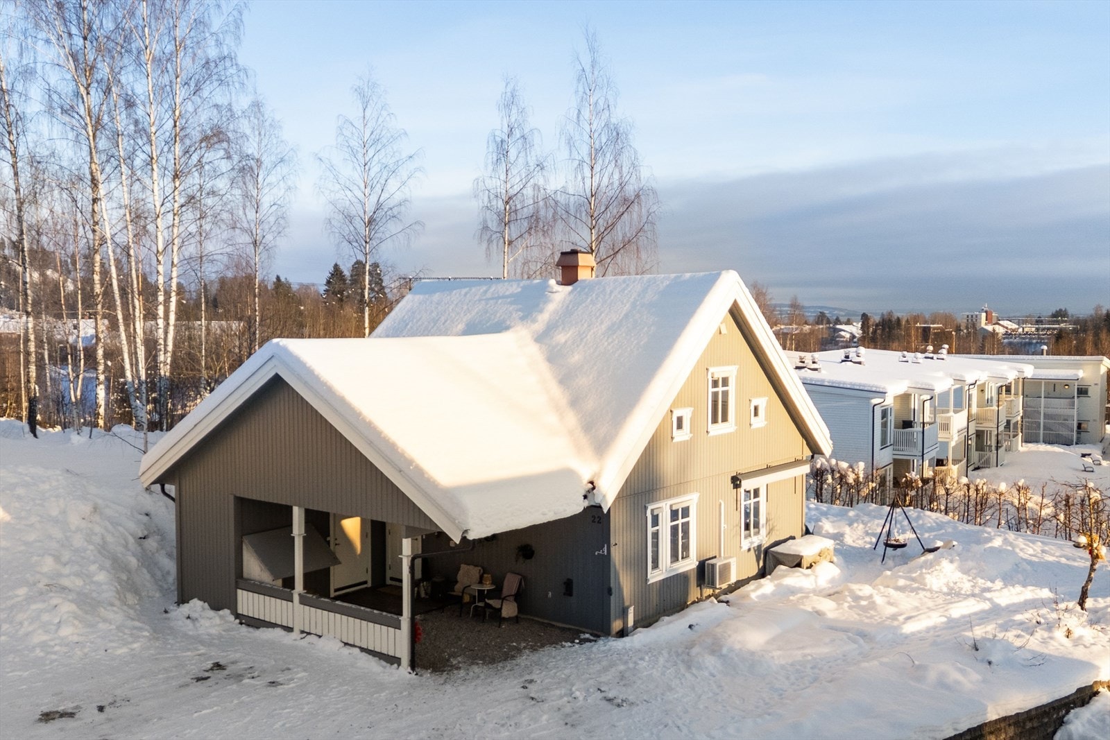 Boligen ligger fint til innerst i stikkvei, uten gjennomgangstrafikk. Det er carport, utvendig sportsbod og inngangsparti under tak. Galleribilde