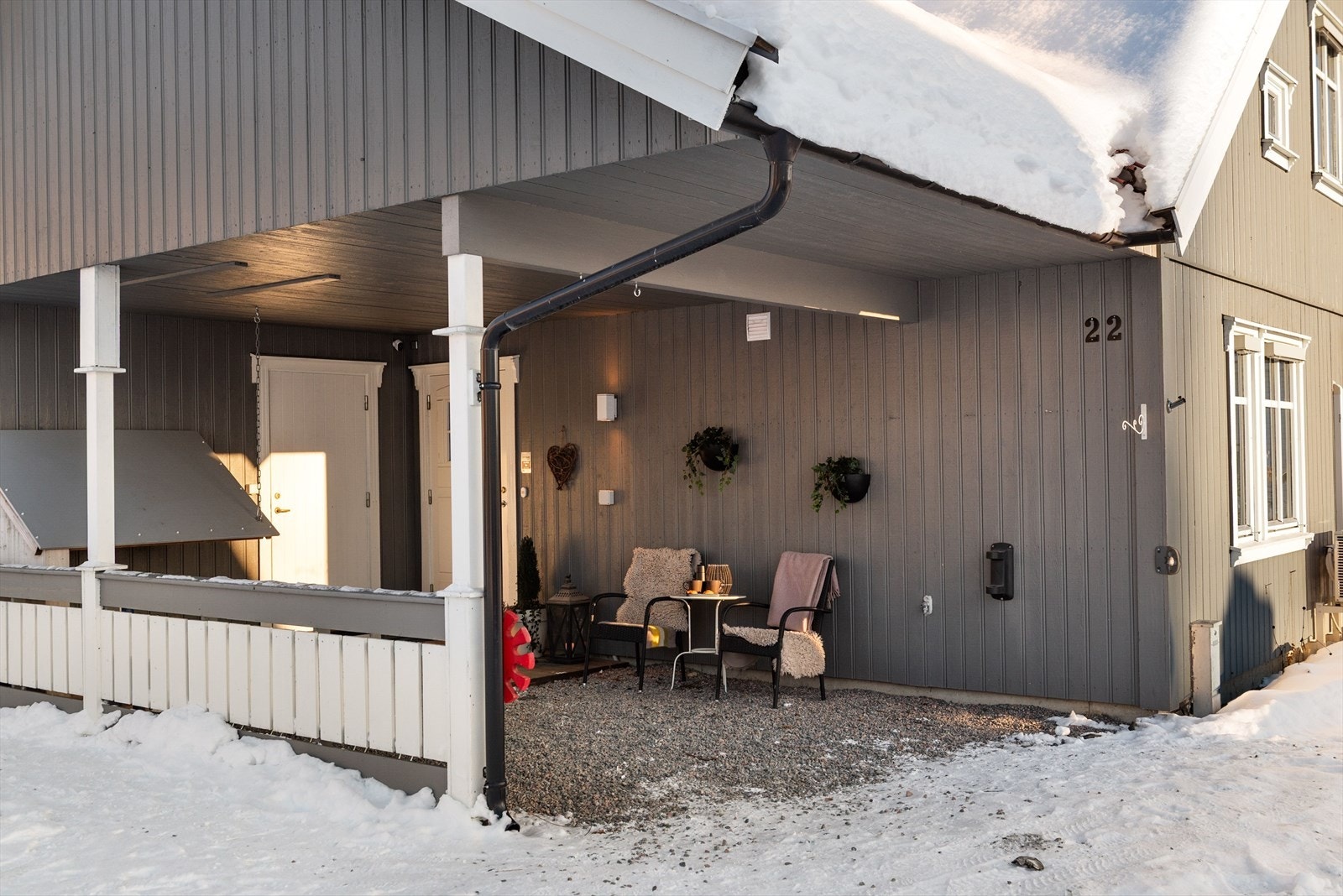 Praktisk overbygget carport, inngangsparti og adkomst til sportsbod. Galleribilde