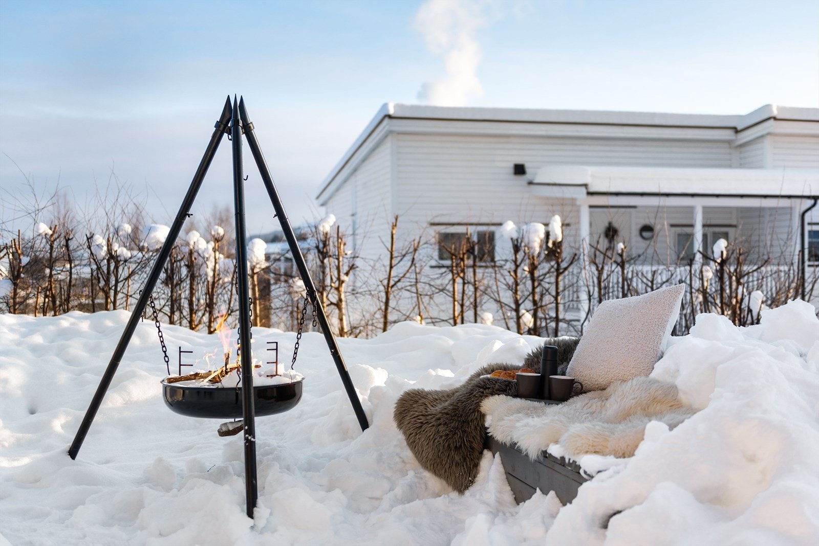 Koselig bakhage med ulike bruksmuligheter. Galleribilde