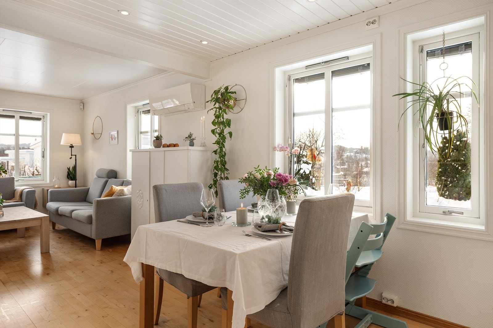 Plass til spisegruppen mellom kjøkken og stuedel. Galleribilde