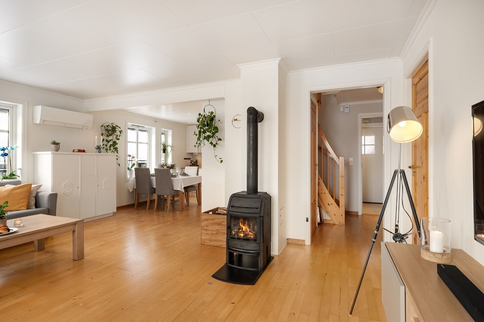 Lys og trivelig stuedel med åpen løsning til spisestue og nyere kjøkken. Stuen har både vedovn og varmepumpe. Galleribilde