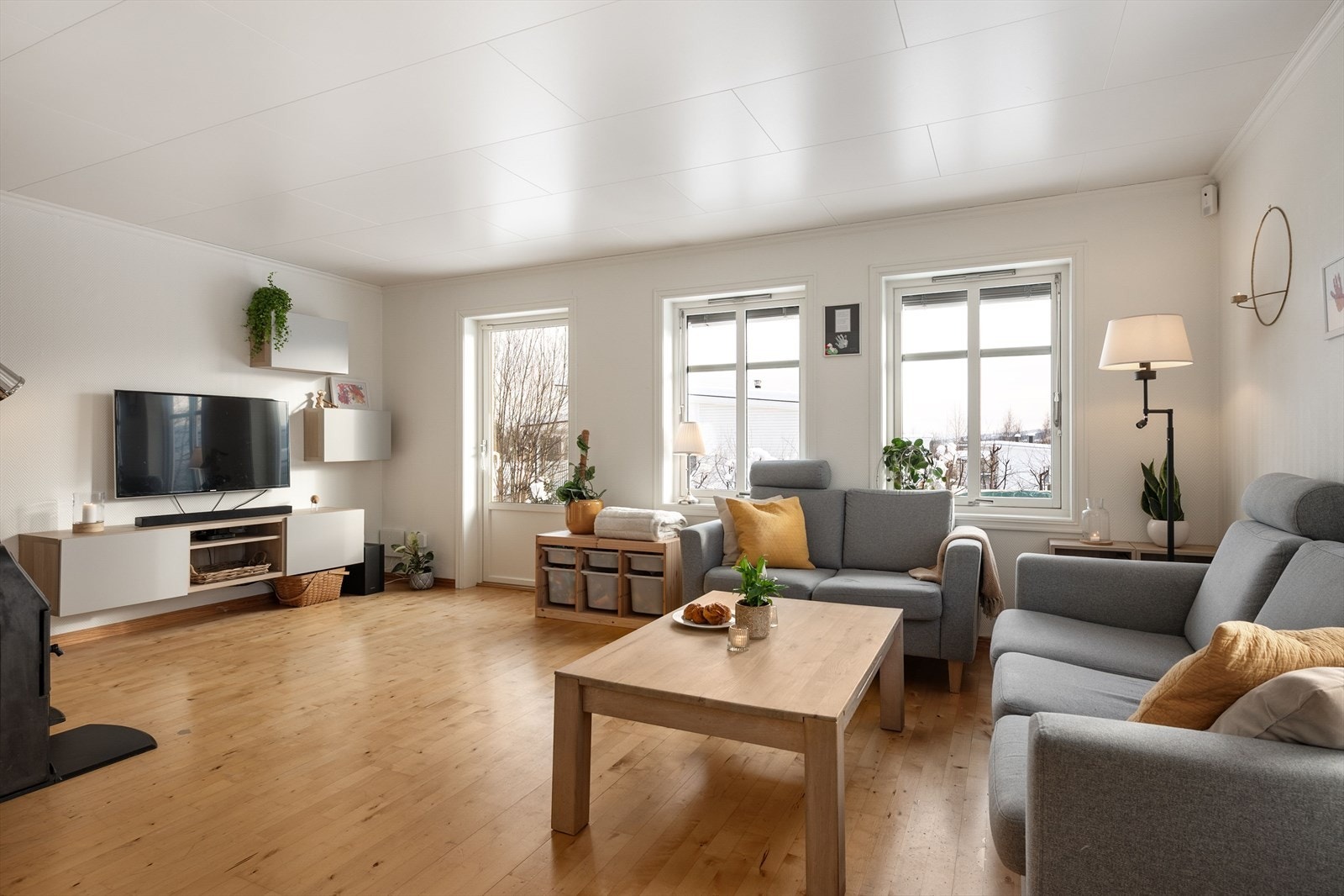 Møbleringsvennlig stue som også har utgang til stor solrik terrasse. Galleribilde