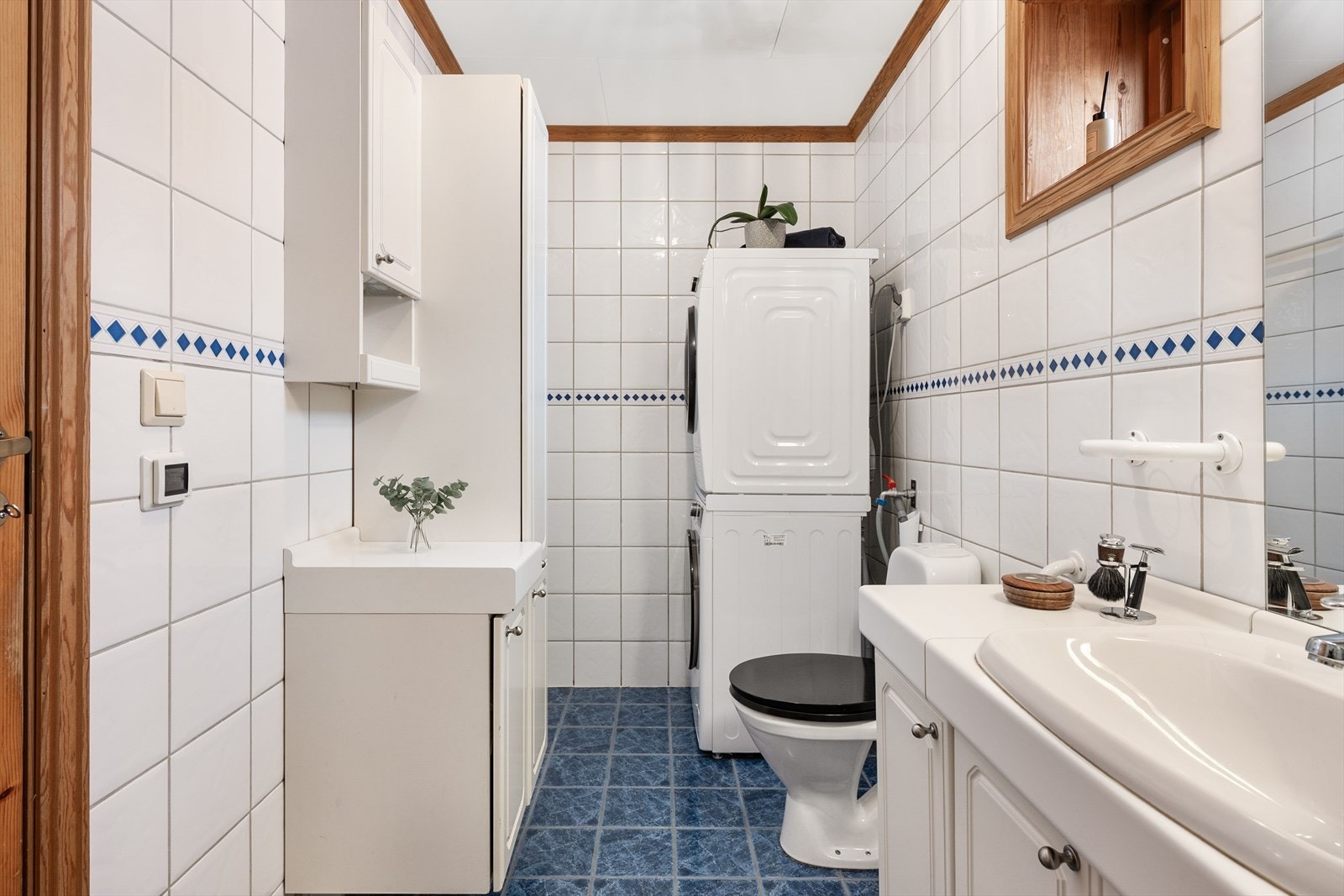 Bad i 1.etasje med opplegg for vask og tørketrommel. Galleribilde