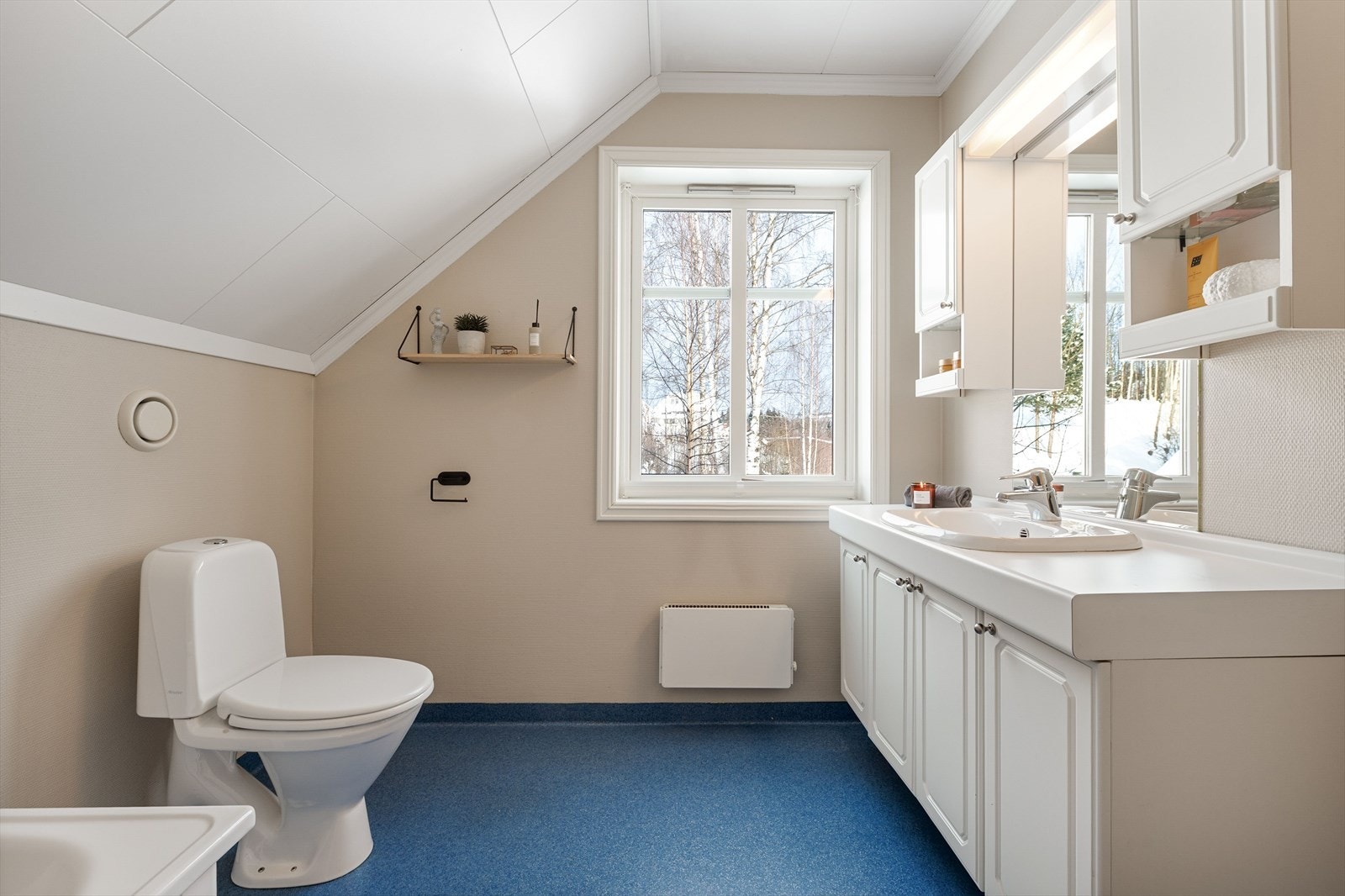 Bad i 2.etasjen tilknyttet soveværelsene. Galleribilde