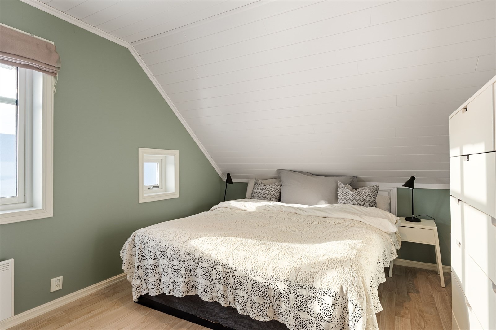 Soverom i 2.etasje innredet som hovedsoverom. Galleribilde