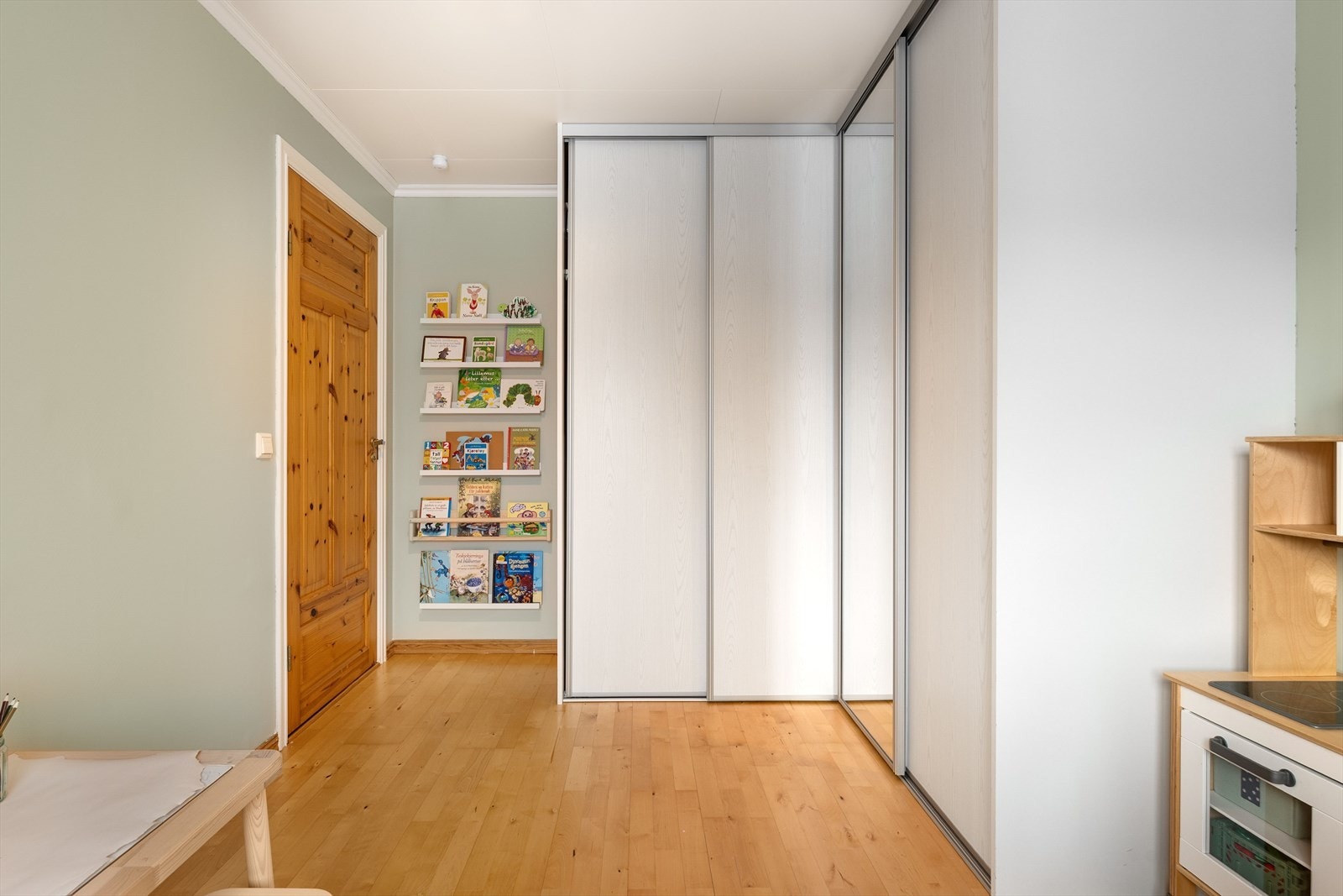 God størrelse og praktisk og plassrik skyvedørsgarderobe. Galleribilde