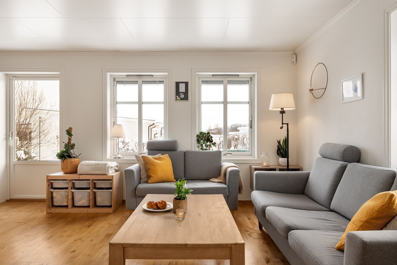 De store sør, og vestvendte vinduene slipper godt med dagslys inn. Galleribilde