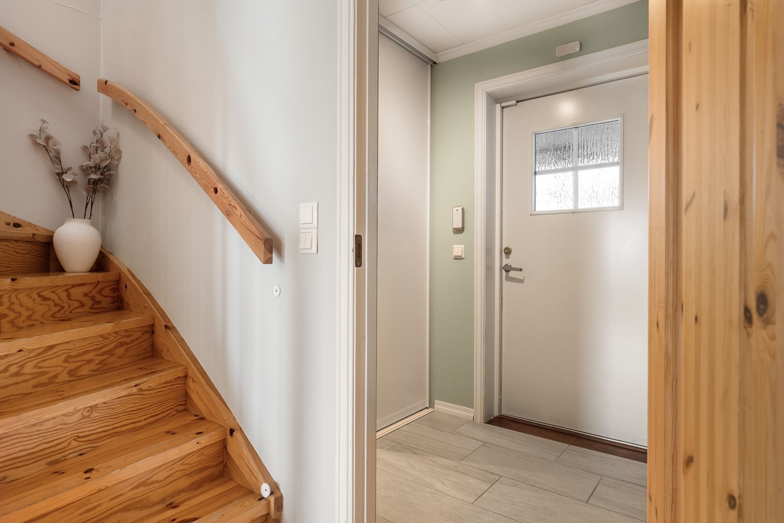 Fra gangen er det adkomst opp til 2.etasje. Galleribilde