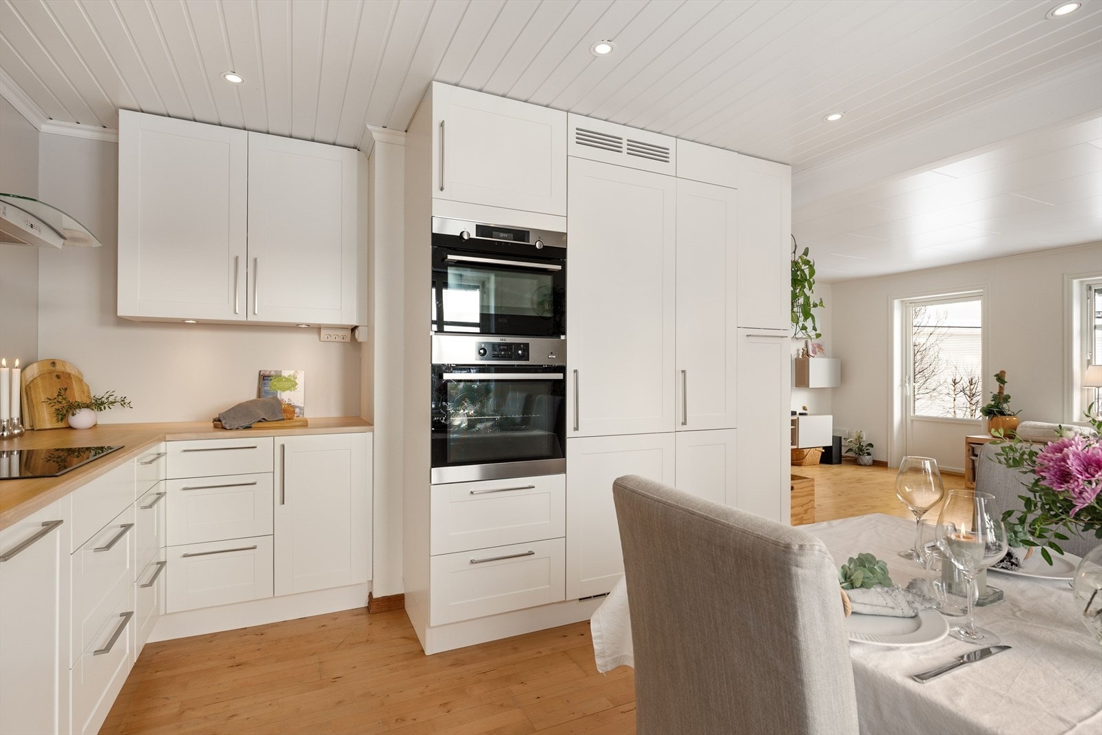 Kjøkkenet har rikelig med skapplass samt integrerte hvitevarer. Galleribilde