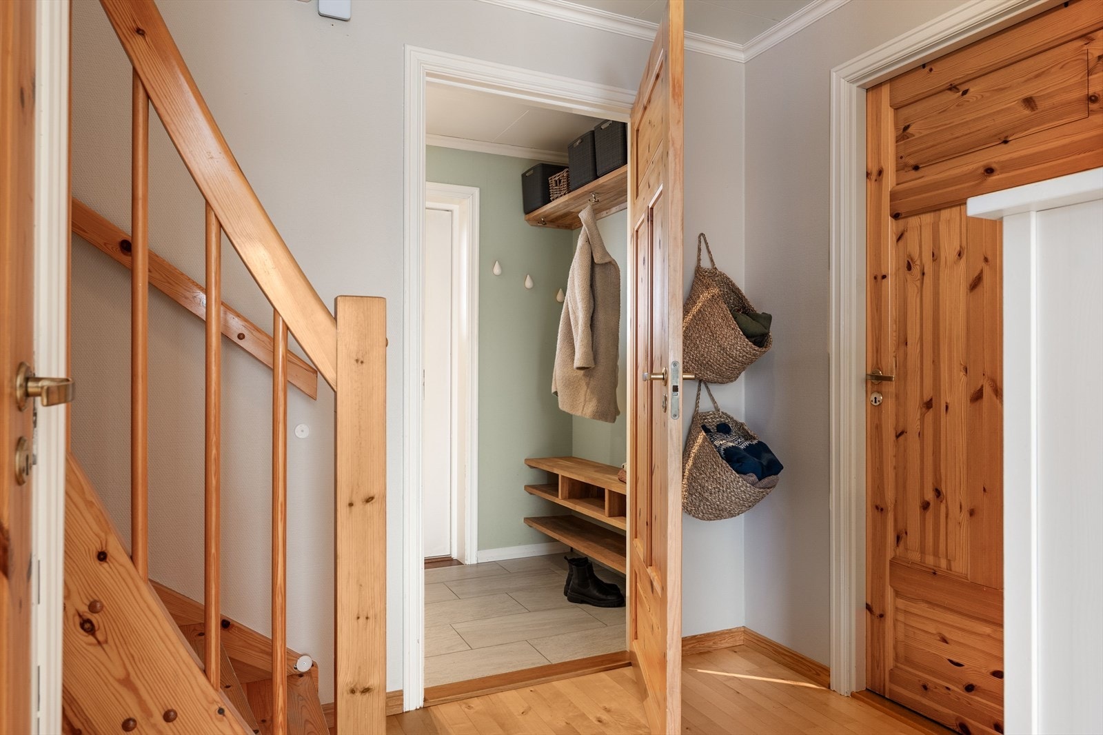 Mellomgang med adkomst til 2.etg, bad og ut mot stue. Galleribilde