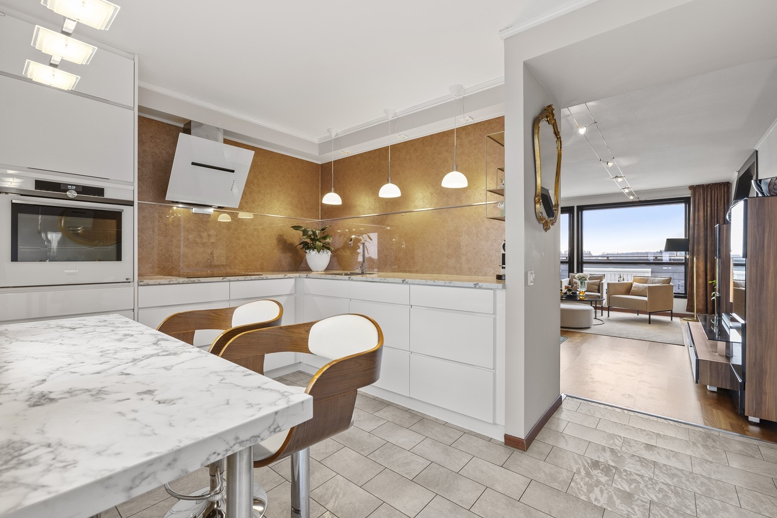 Kjøkkenet er utstyrt med integrerte hvitevarer. Disse følger salget. Galleribilde