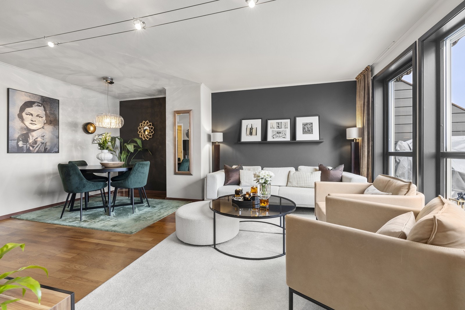 Stuen har elegant parkett på gulvet og god plass til både sofagruppe og spisebord. Galleribilde