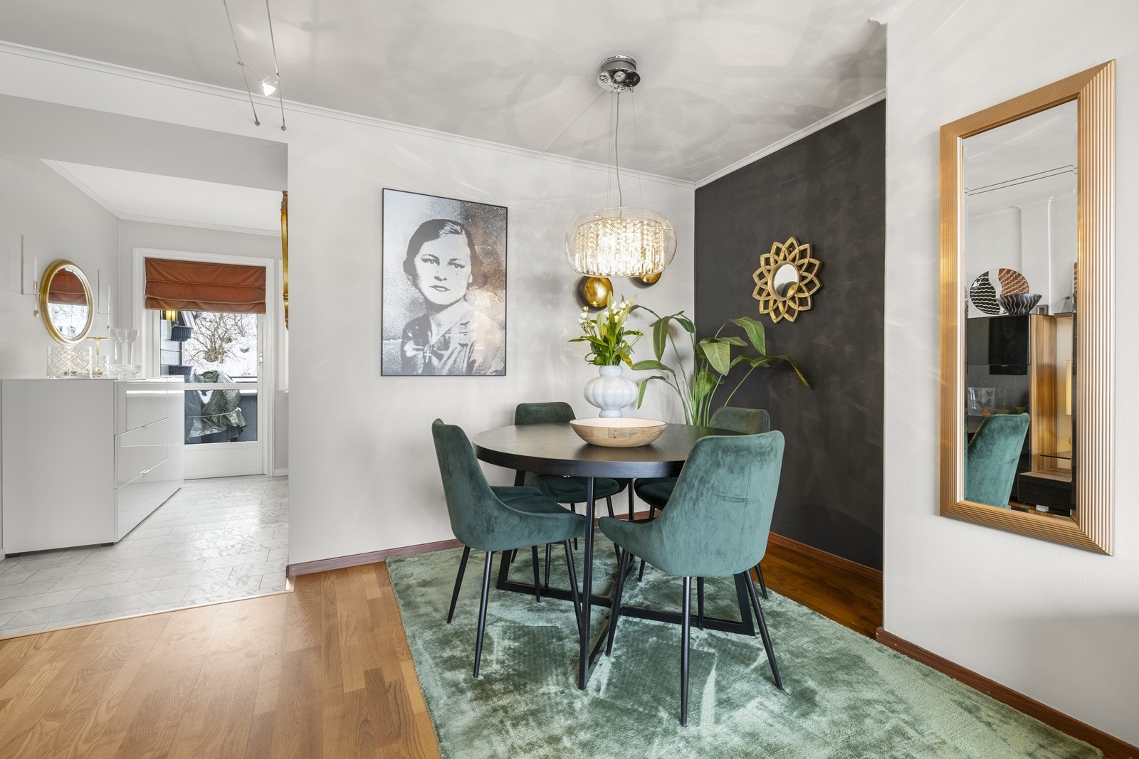 Spiseplassen er strategisk plassert ved kjøkkenet for en lys og sosial sone. Galleribilde