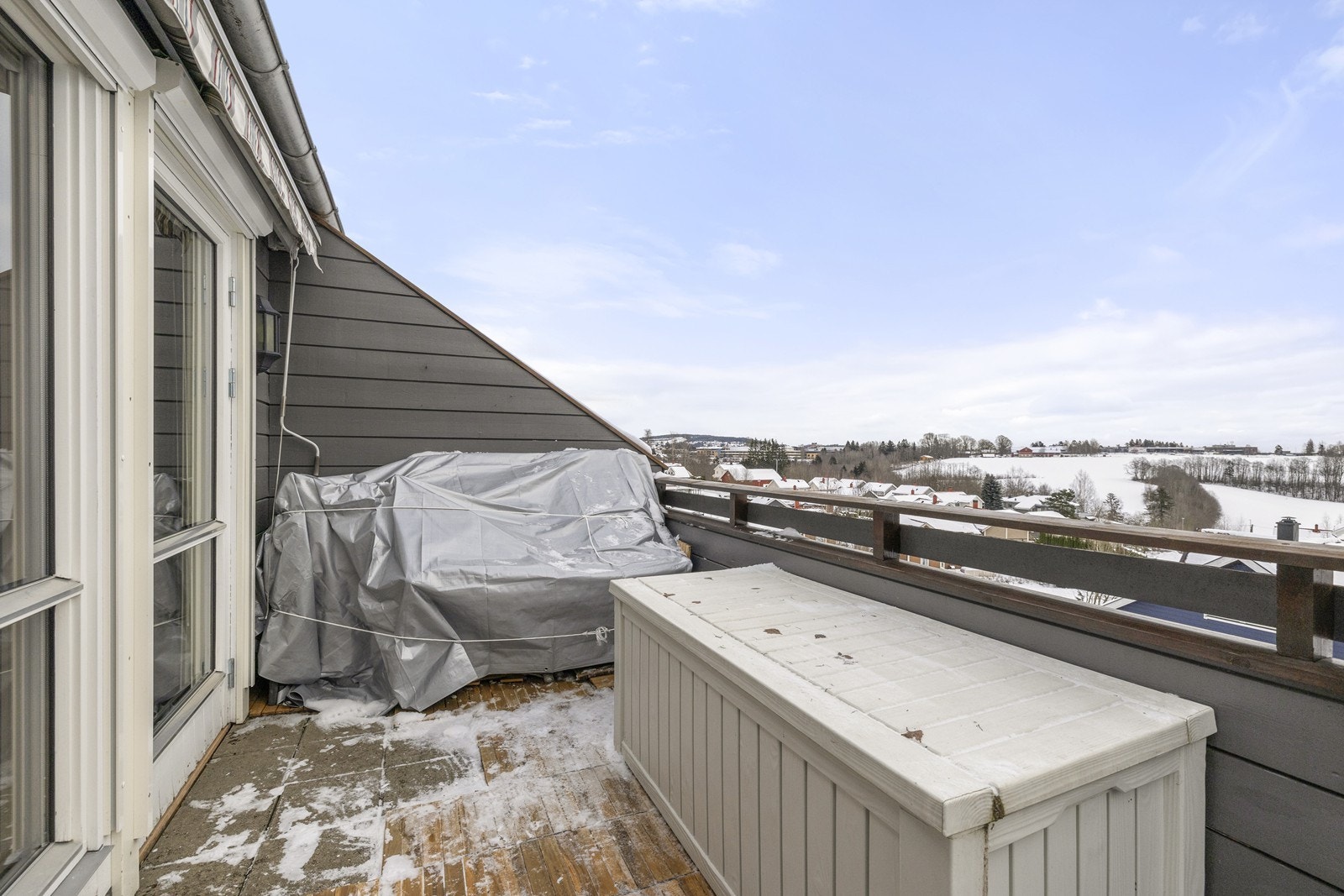 En skjermet og privat uteplass som fungerer som en forlengelse av stuen. Galleribilde