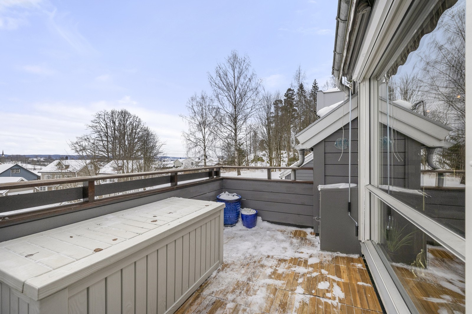 Dette er den ene av leilighetens to balkonger. Galleribilde