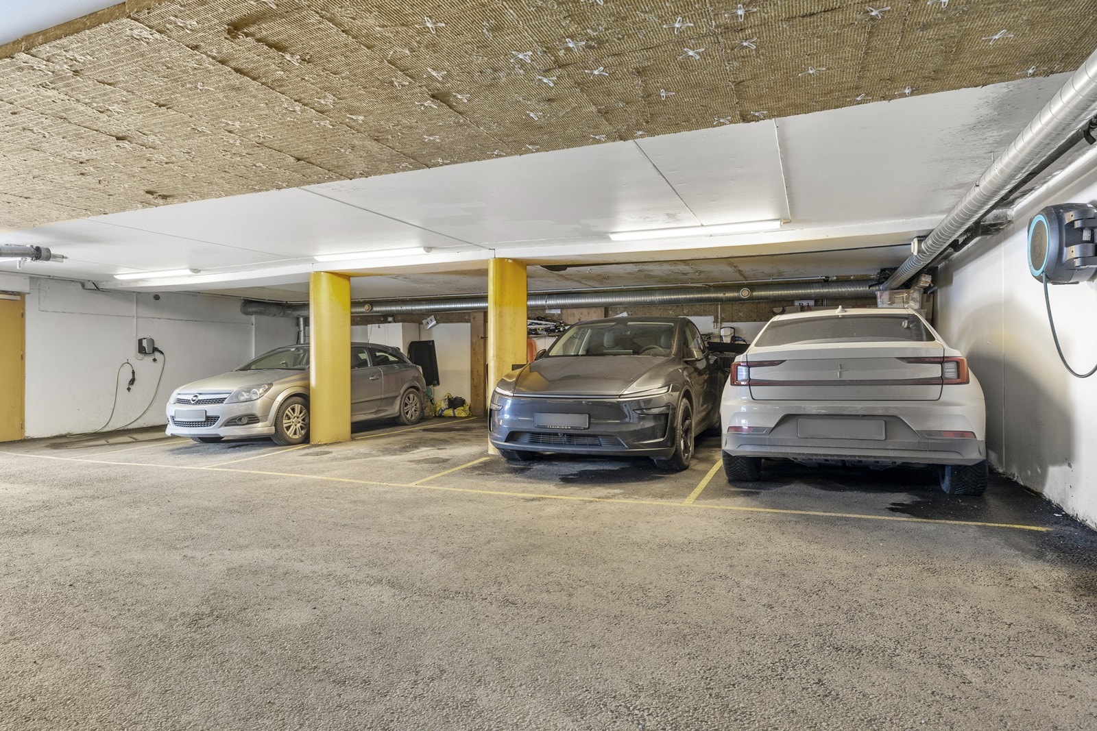 Det følger en garasjeplass med leiligheten. Her er det etablert elbillader. Galleribilde