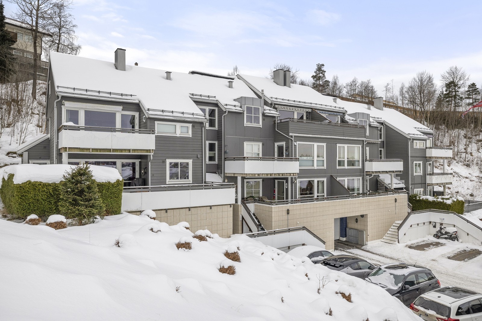 Beliggenheten gir umiddelbar nærhet til skog og flotte turområder. Velkommen til visning! Galleribilde