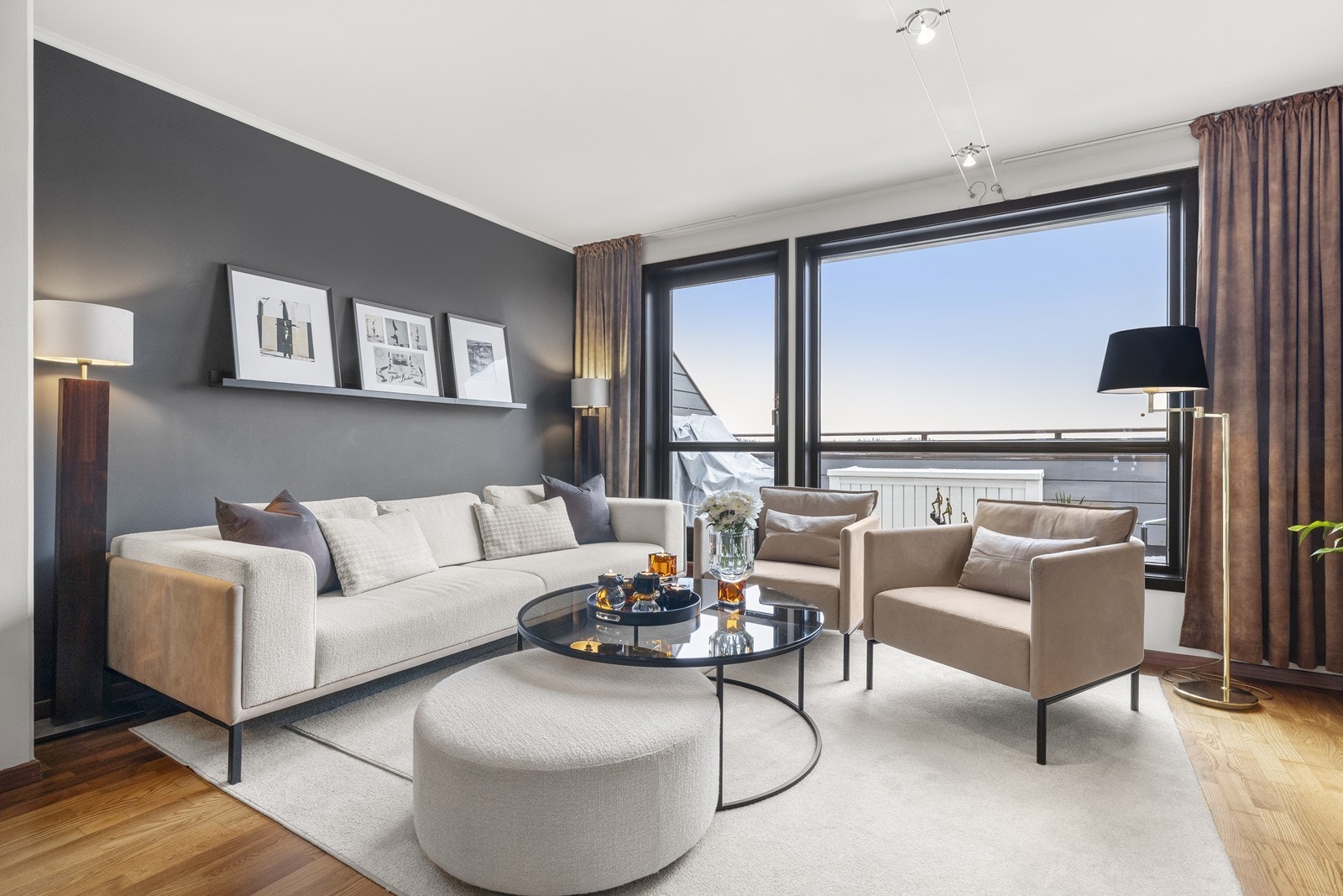 Store vindusflater slipper inn rikelig med naturlig lys og gir en luftig atmosfære. Fra stuen er det direkte utgang til en romslig balkong på litt over 8 m² Galleribilde