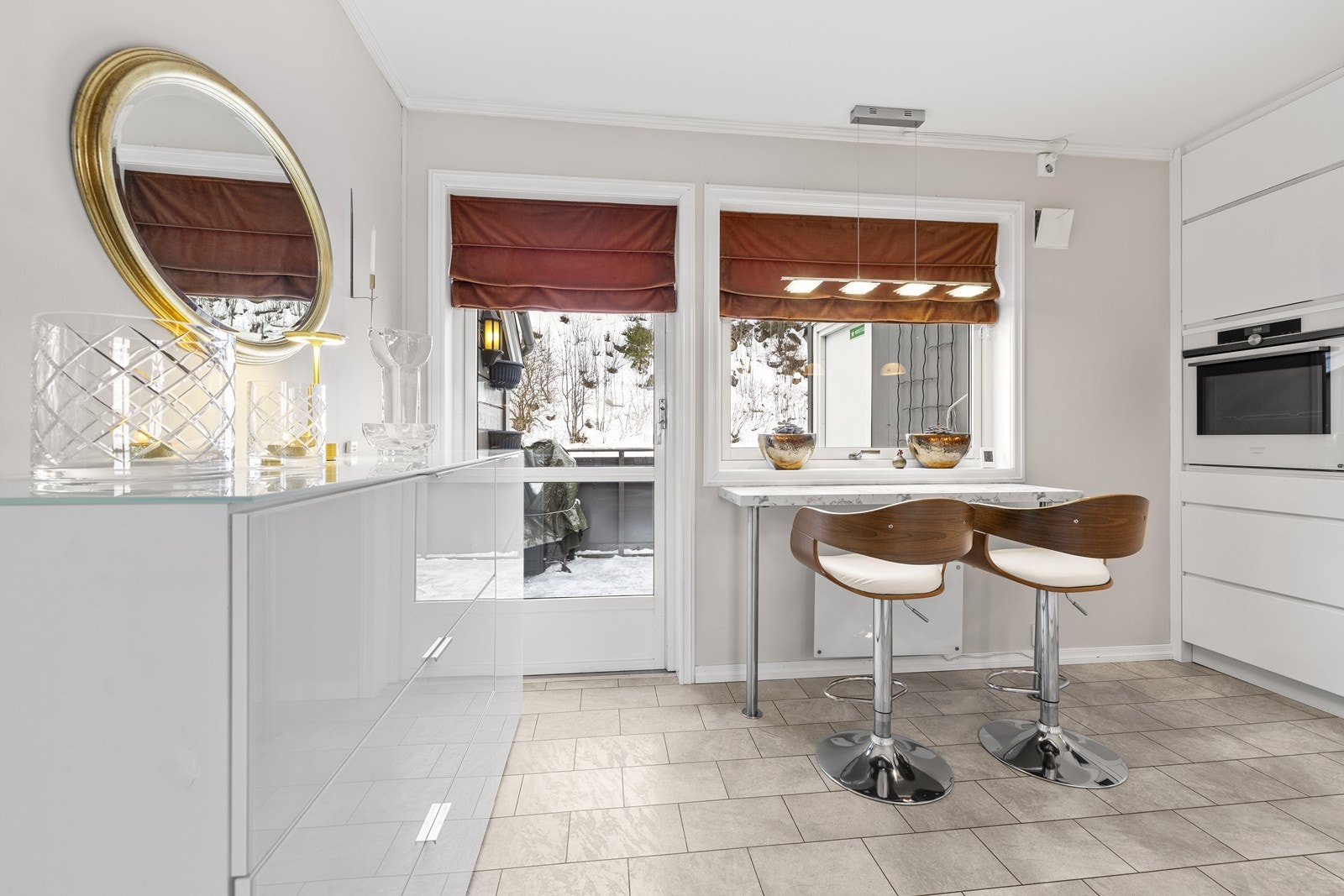 Fra kjøkkenet er det praktisk utgang til en egen balkong. Galleribilde