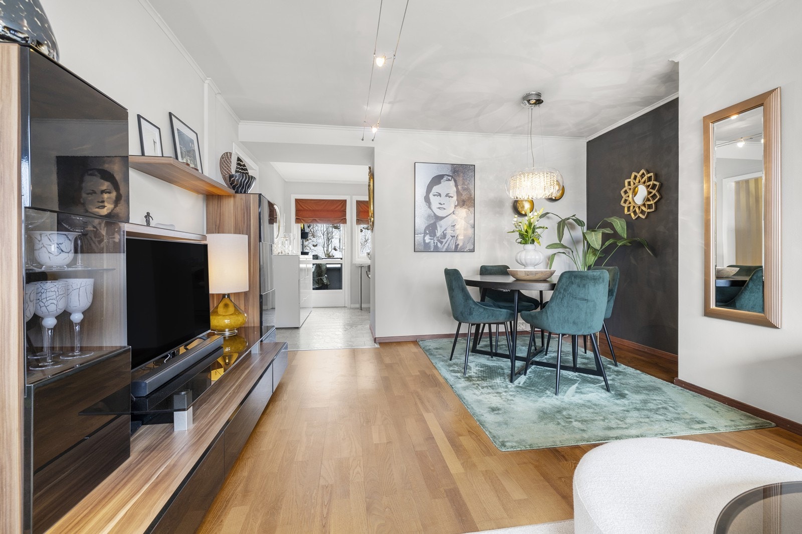 Leiligheten har en god flyt mellom oppholdsrommene. Galleribilde