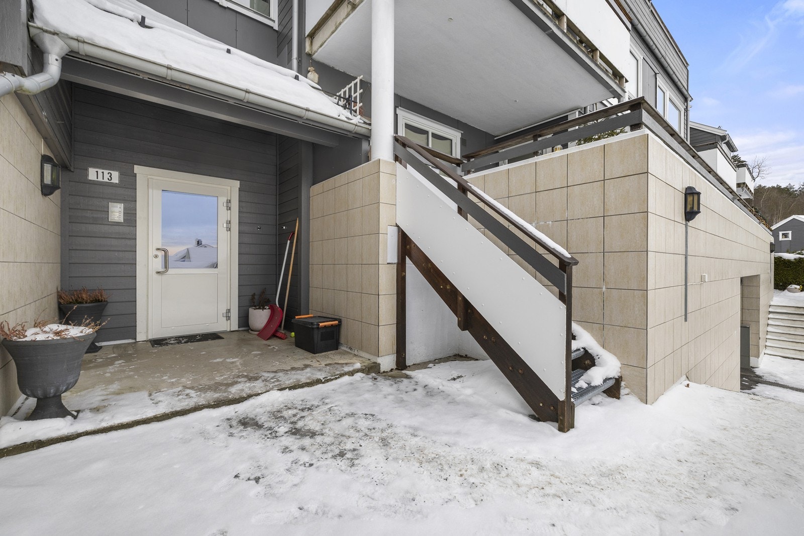 Adkomst til leiligheten via felles trapperom i en velholdt bygning fra 2001. Galleribilde