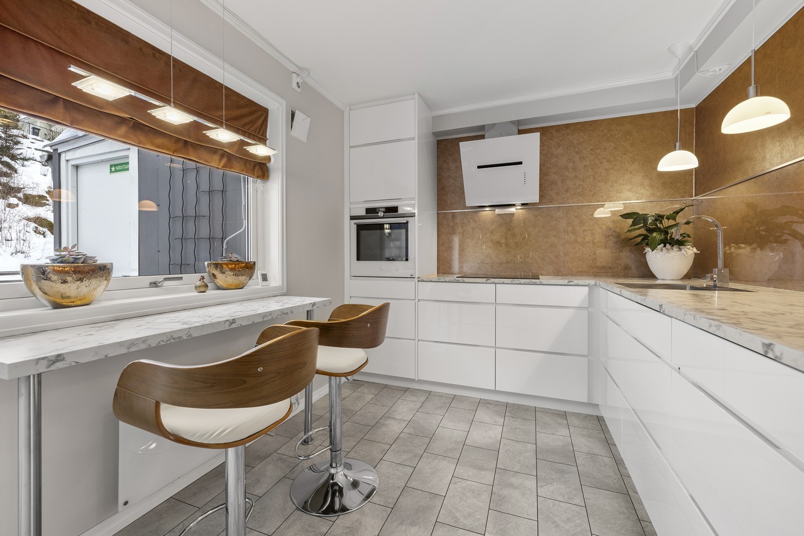 En praktisk barløsning ved vinduet gir en hyggelig frokostplass. Galleribilde