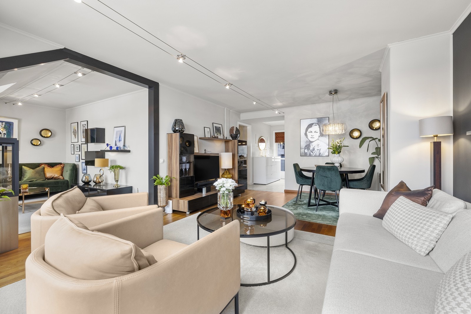 Et helhetlig inntrykk av det lyse og sosiale oppholdsarealet. Galleribilde