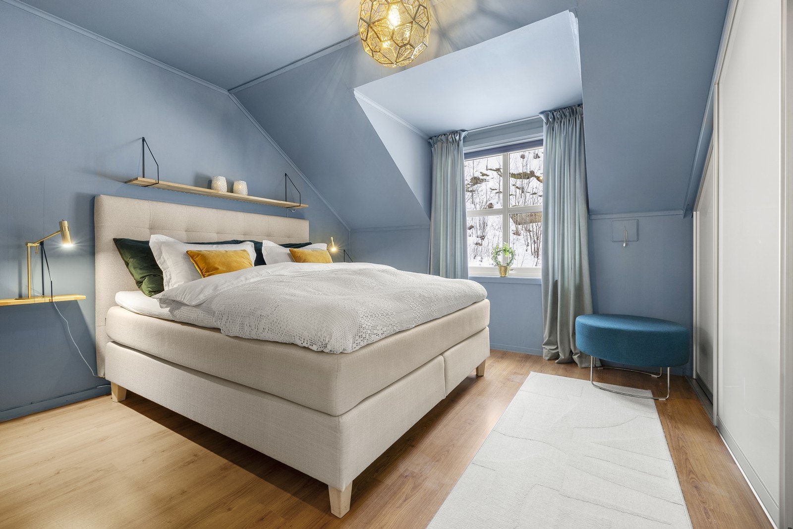 Soverommet er svært romslig og har god plass til dobbeltseng og garderobeløsning. Malt i en behagelig blåfarge. Galleribilde