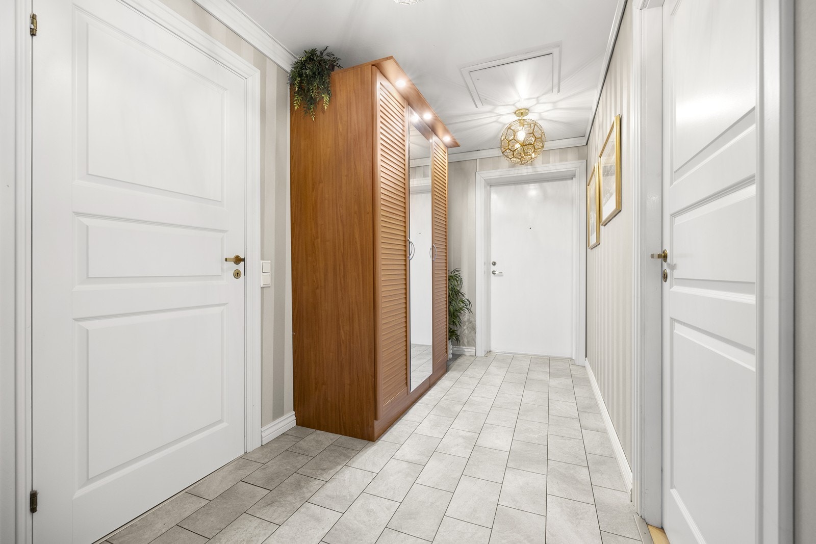 Fra entreen er det adkomst til leilighetens øvrige rom. Galleribilde