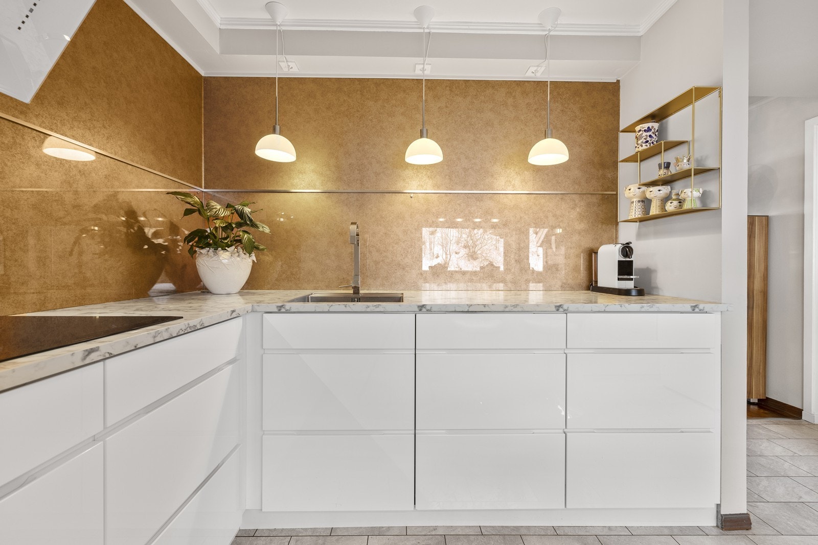 Kjøkkenet er sikret med vannsensor og komfyrvakt for økt trygghet. Galleribilde