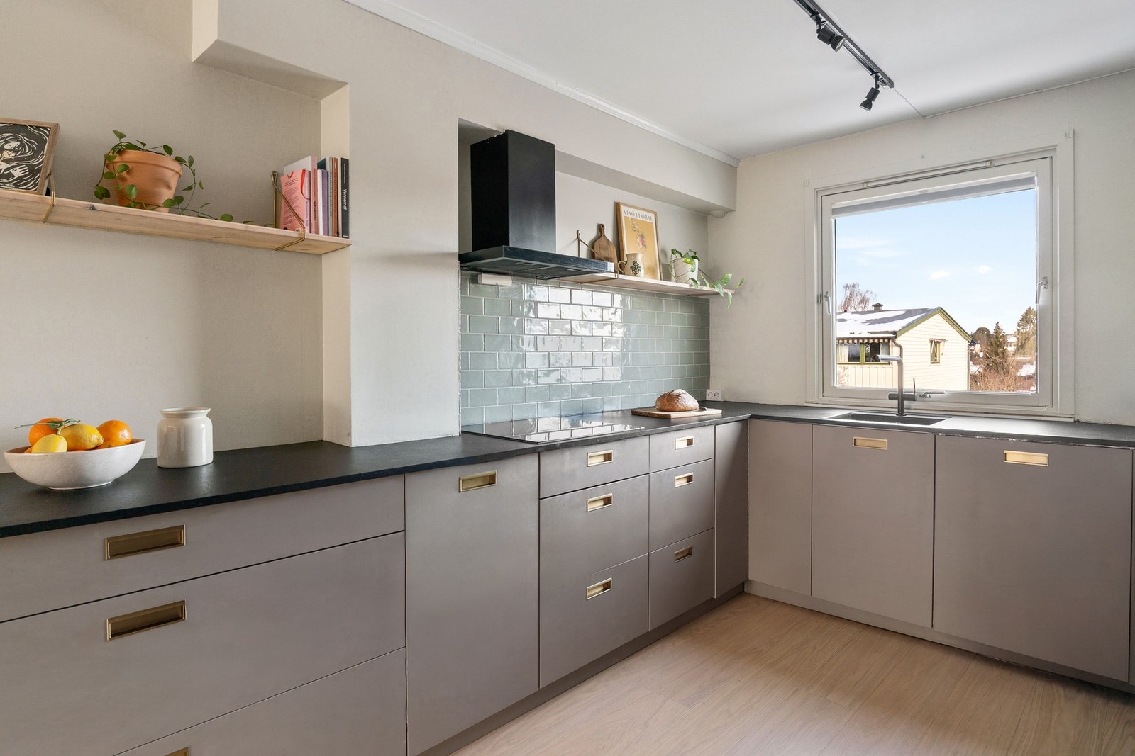 Moderne og stilrent kjøkken fra Kvik med glatte fronter og god skap- og benkeplass. Vindu gir godt lysinnslipp Galleribilde