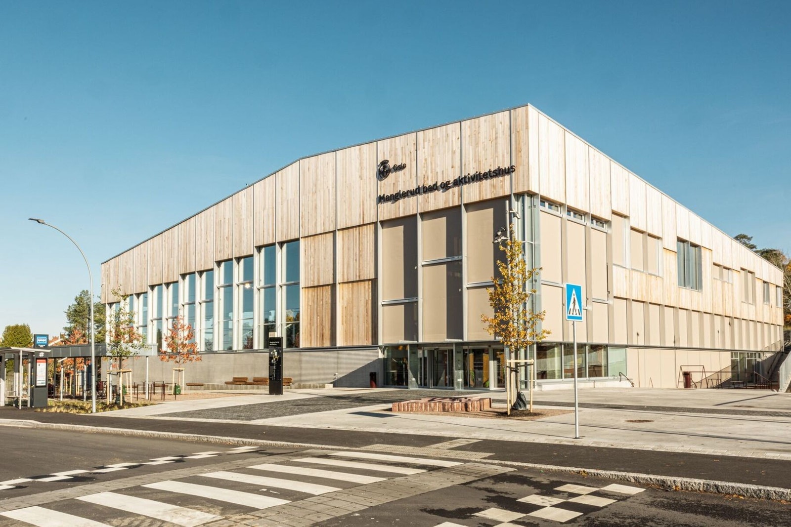 Nye Manglerud Bad og Aktivitetshus ligger også innen gangavstand Galleribilde