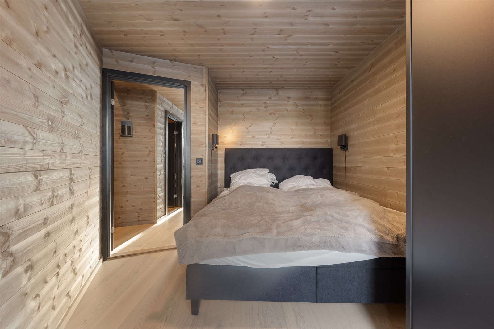 Soverom med garderobeskap og utsikt mot nord Galleribilde