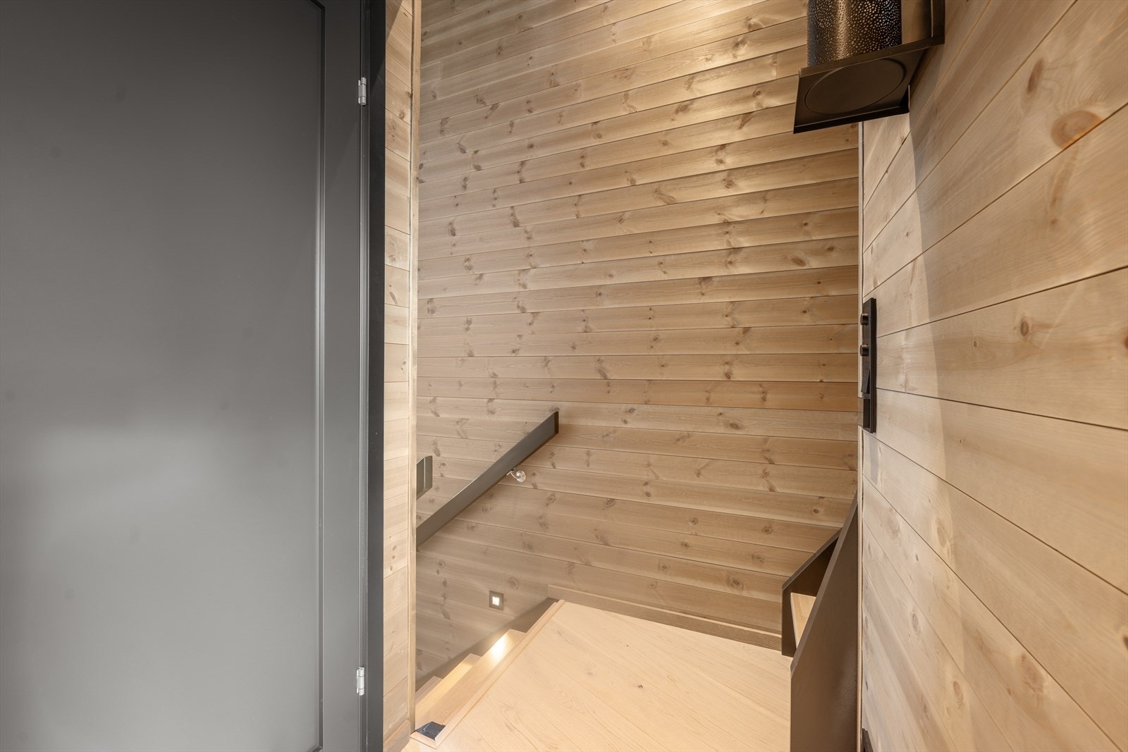 Trappehus ned til inngang og opp til hems Galleribilde