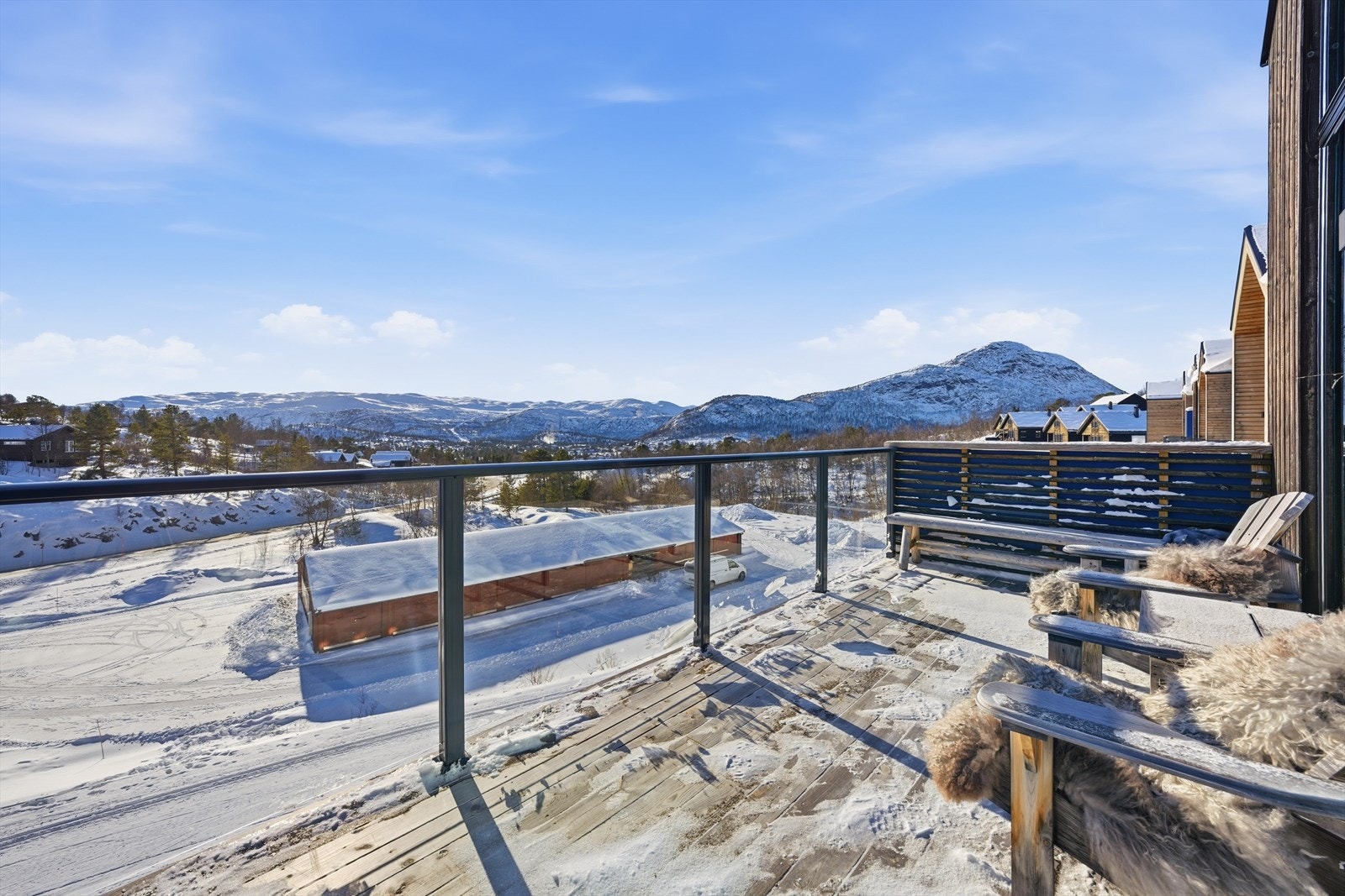 Vid utsikt over Hovden - solrikt - langrennsløyper rett forran. Galleribilde