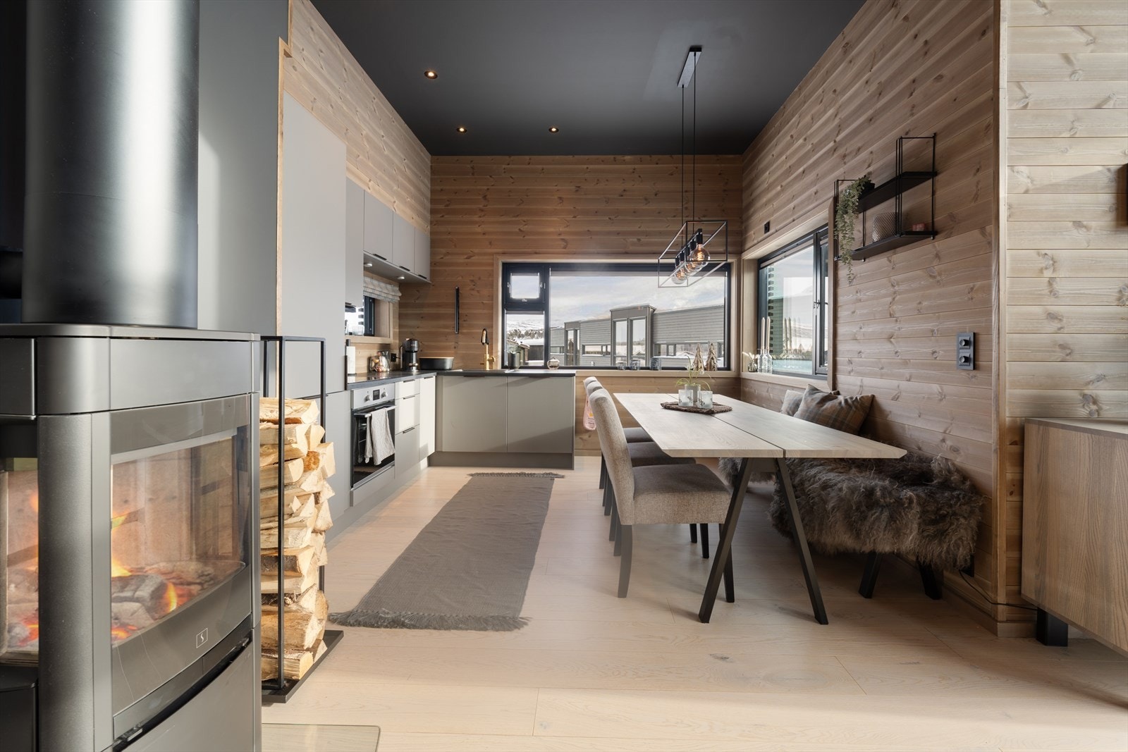 Koselig kjøkken løsning med god plass til spisestue Galleribilde