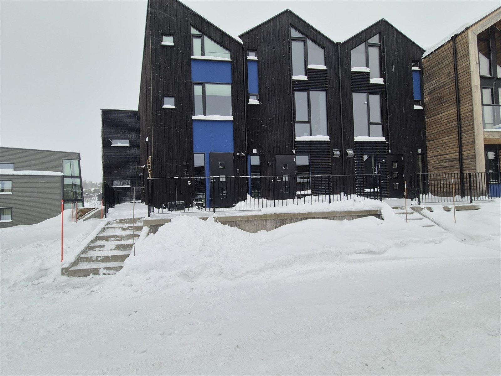 Parkeringsplass i front forran leiligheten. Galleribilde