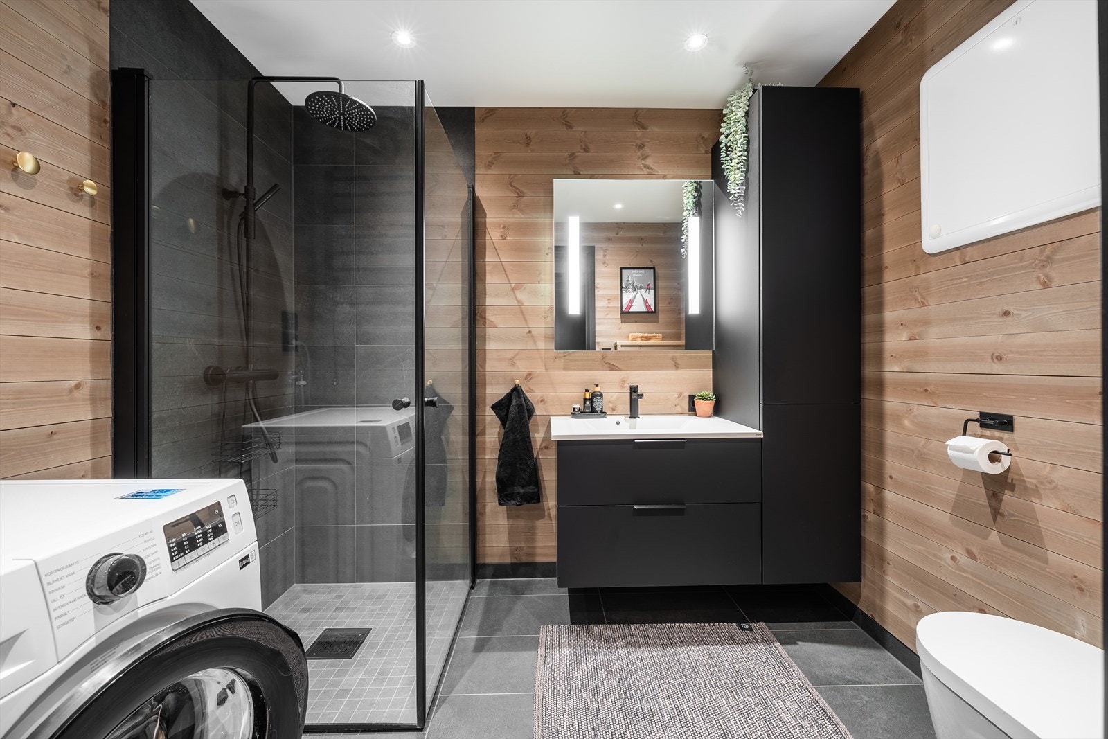 Meget pent bad med opplegg for vaskemaskin. Galleribilde