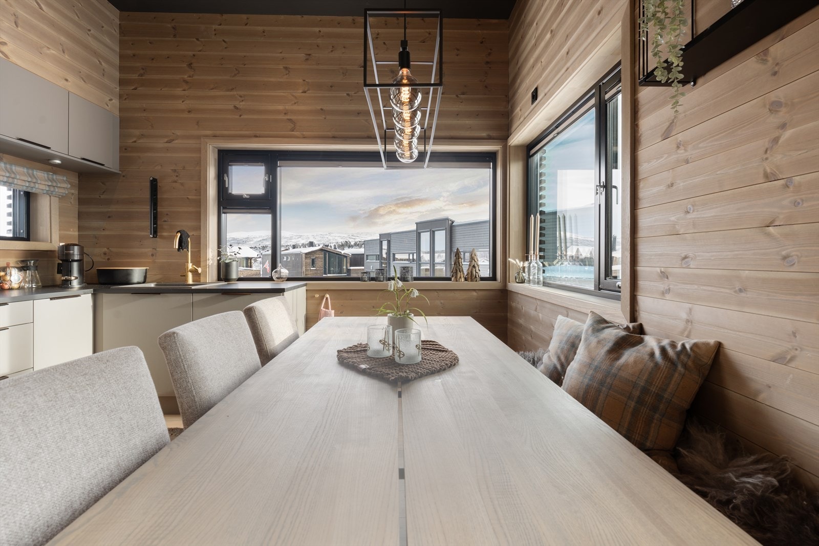 Utsikt fra kjøkken mot fjellene i øst. Galleribilde