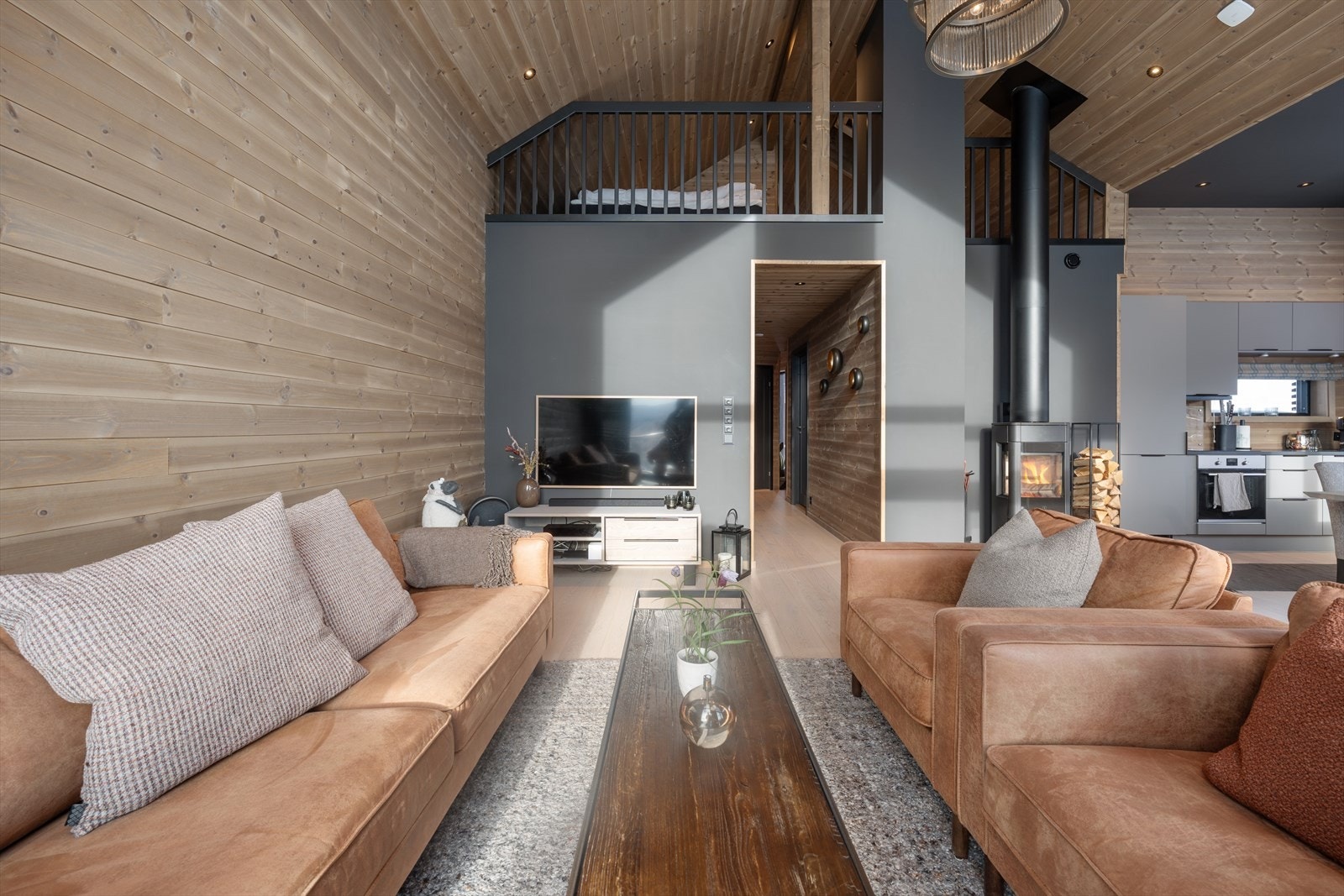 Åpen stue / kjøkkenløsning med peis. Galleribilde