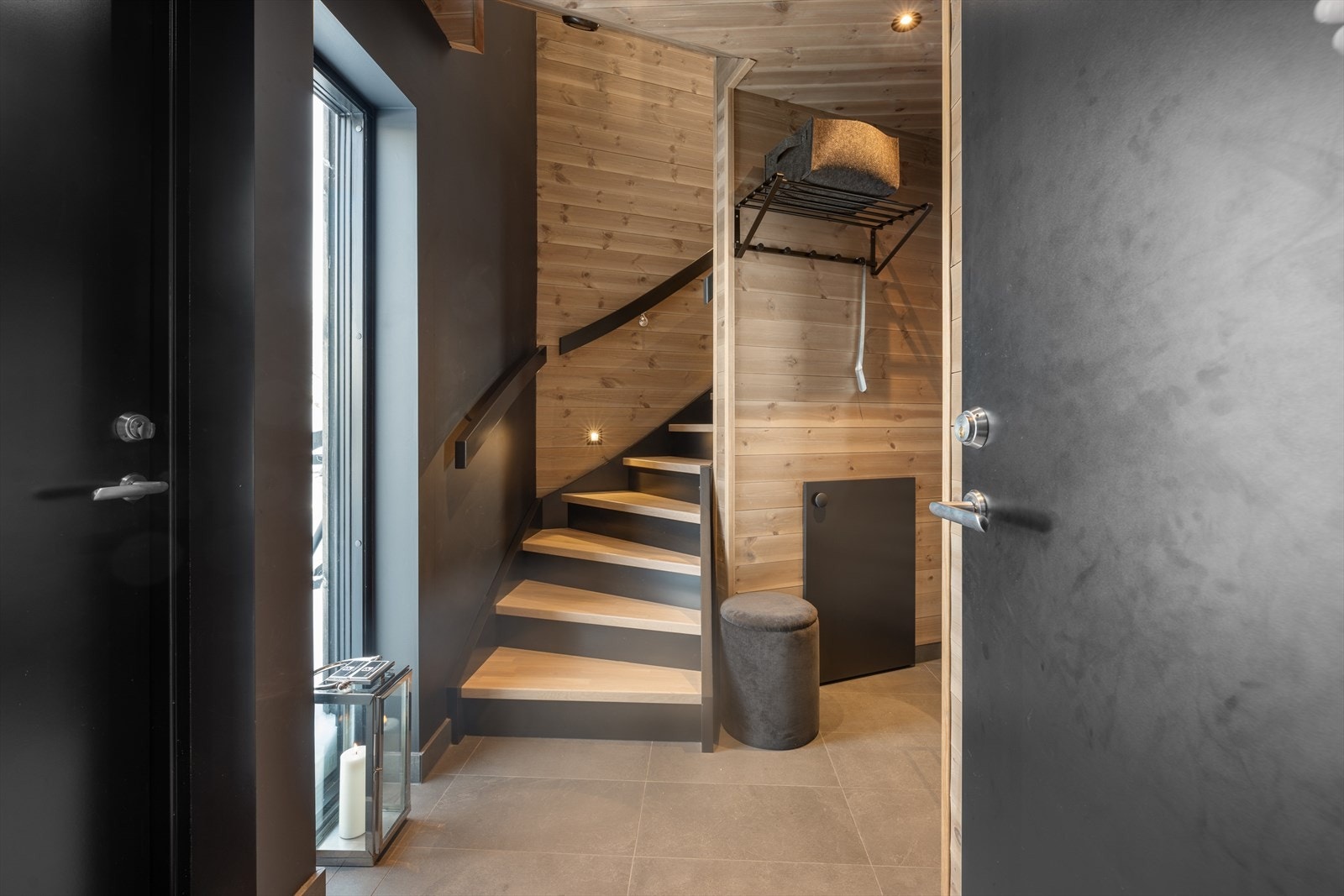 Bortsettingsplass under trappehus. Galleribilde