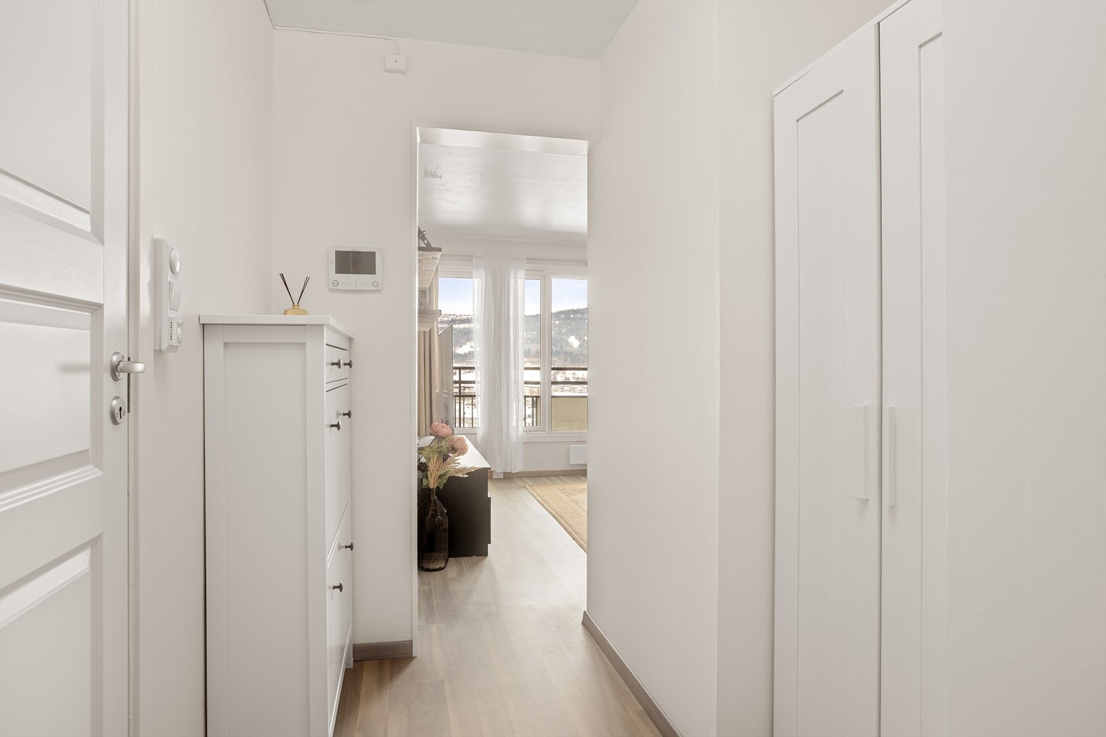 Plass for å henge fra seg i garderobeskap Galleribilde