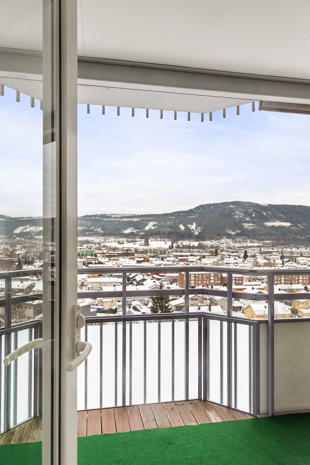 Fra stuen er det utgang til en flott veranda Galleribilde